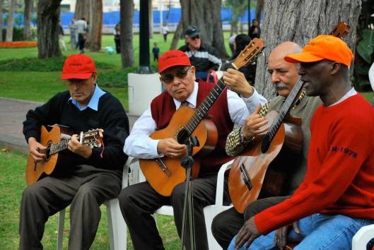 Grupo de Musicos da Esquina Musical no Parque Reducto em Lima
