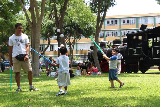 Crianças brincam no Parque Reducto em Lima