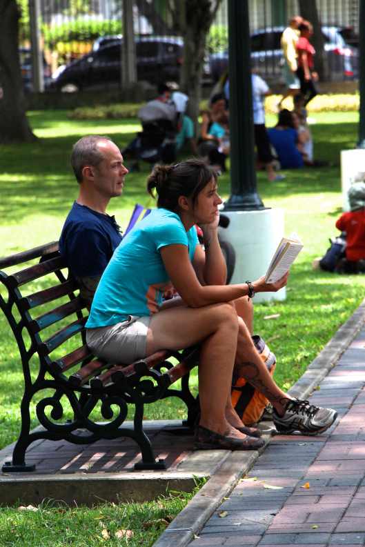 Pessoas lendo no Parque Reducto em Lima